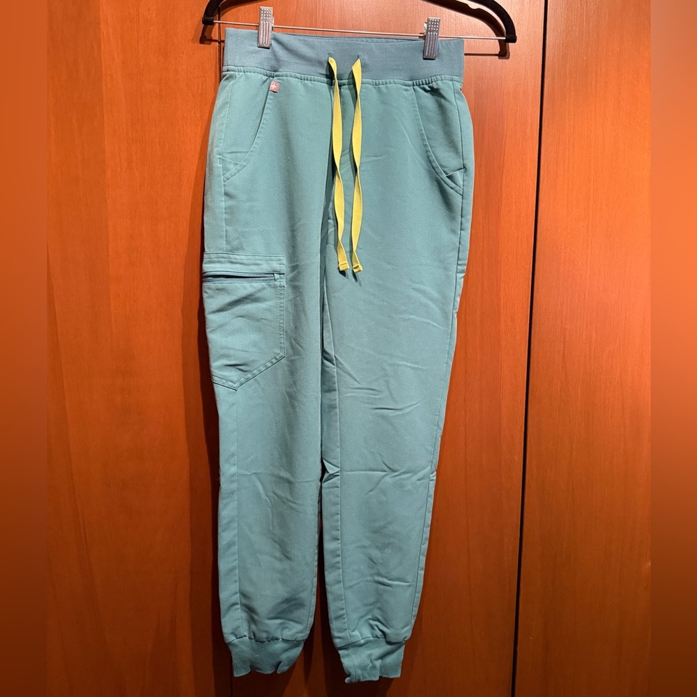 Figs Women’s Scrub Set - Picture 2 of 10